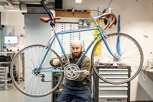 Zweiradmechatroniker repariert ein Fahrrad 
